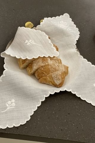 Çiçek Nakışlı Ekmek Örtüsü. Angles Model