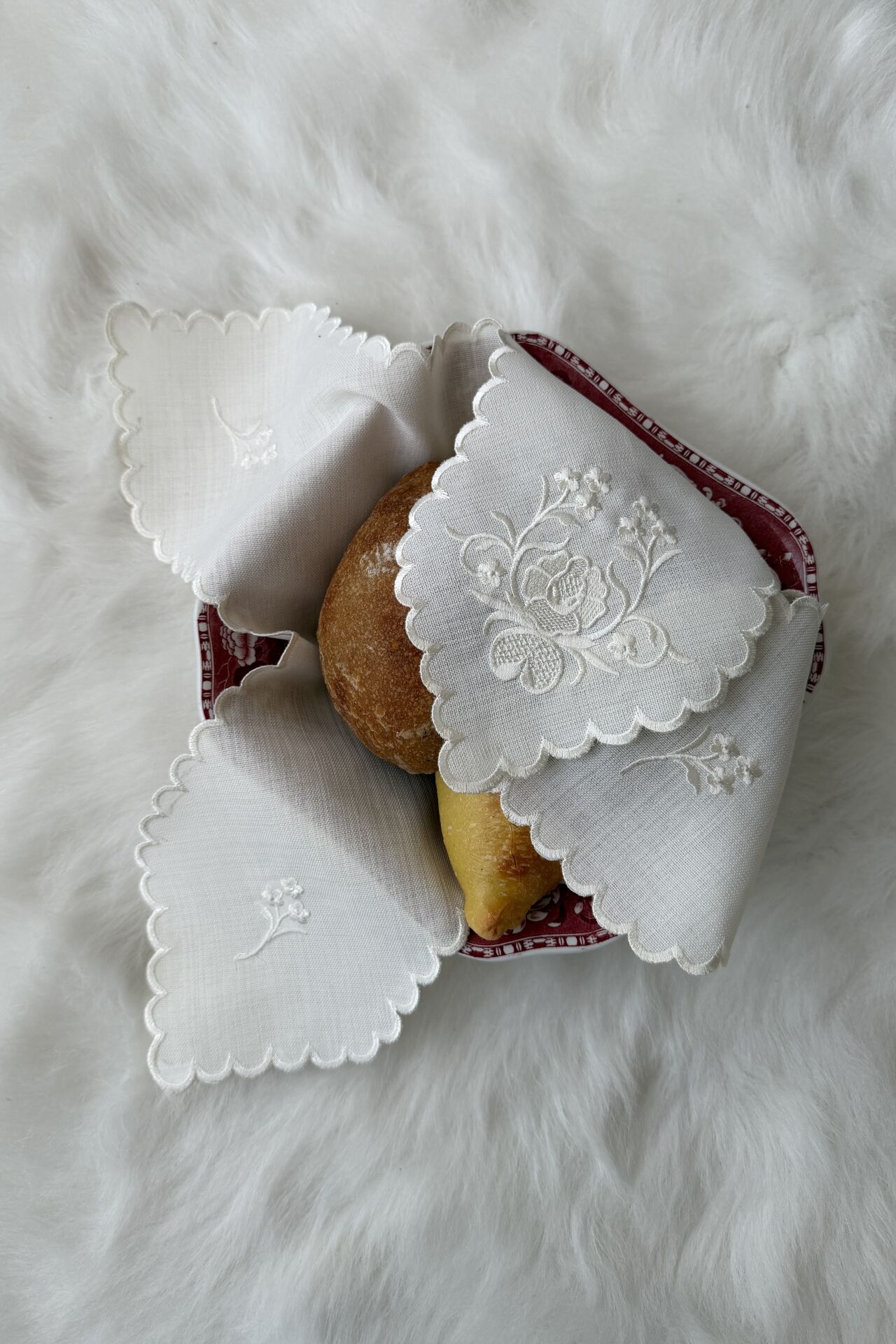 Çiçek Nakışlı Ekmek Örtüsü. Angles Model