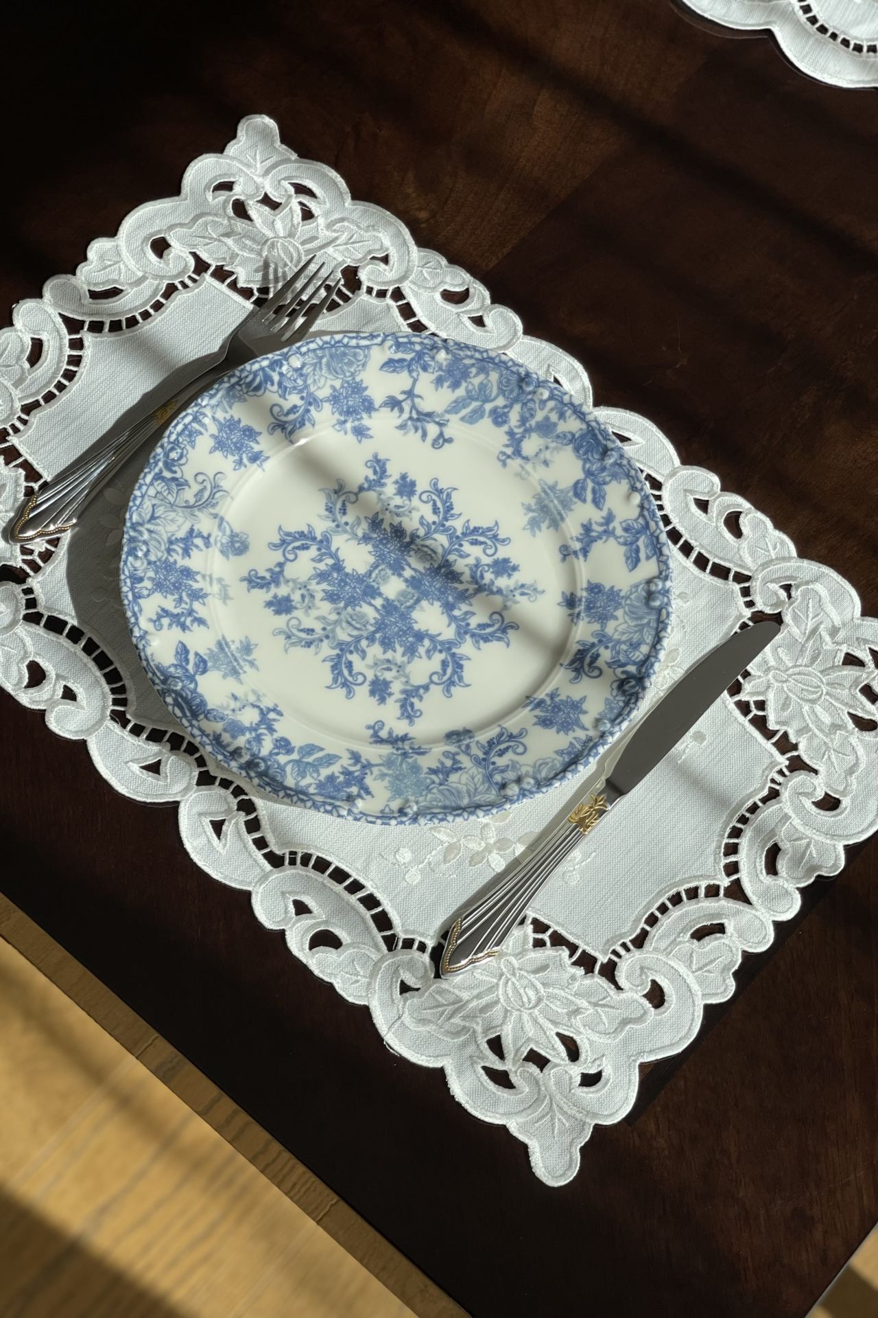 Delikişi Amerikan Servisi. Güllü Model. Ekru