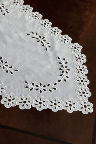 Delik İşi Runner. Papatya Model 115x39 cm