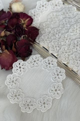 Delik İşi Kokteyl Sunum Peçetesi. Papatya model ( 1 Adet )