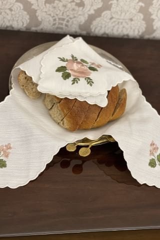 Nakışlı Ekmek Örtüsü. Renkli Gül Desenli