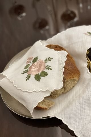 Nakışlı Ekmek Örtüsü. Renkli Gül Desenli