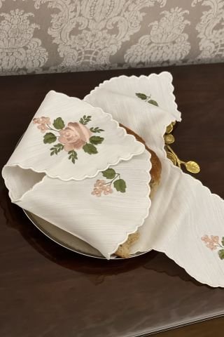 Gül Nakışlı Ekmek Örtüsü. Renkli