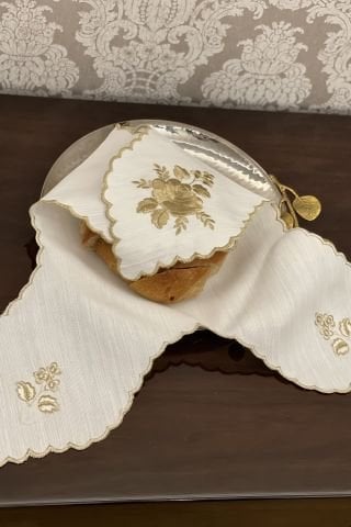 Gül Nakışlı Ekmek Örtüsü. Gold