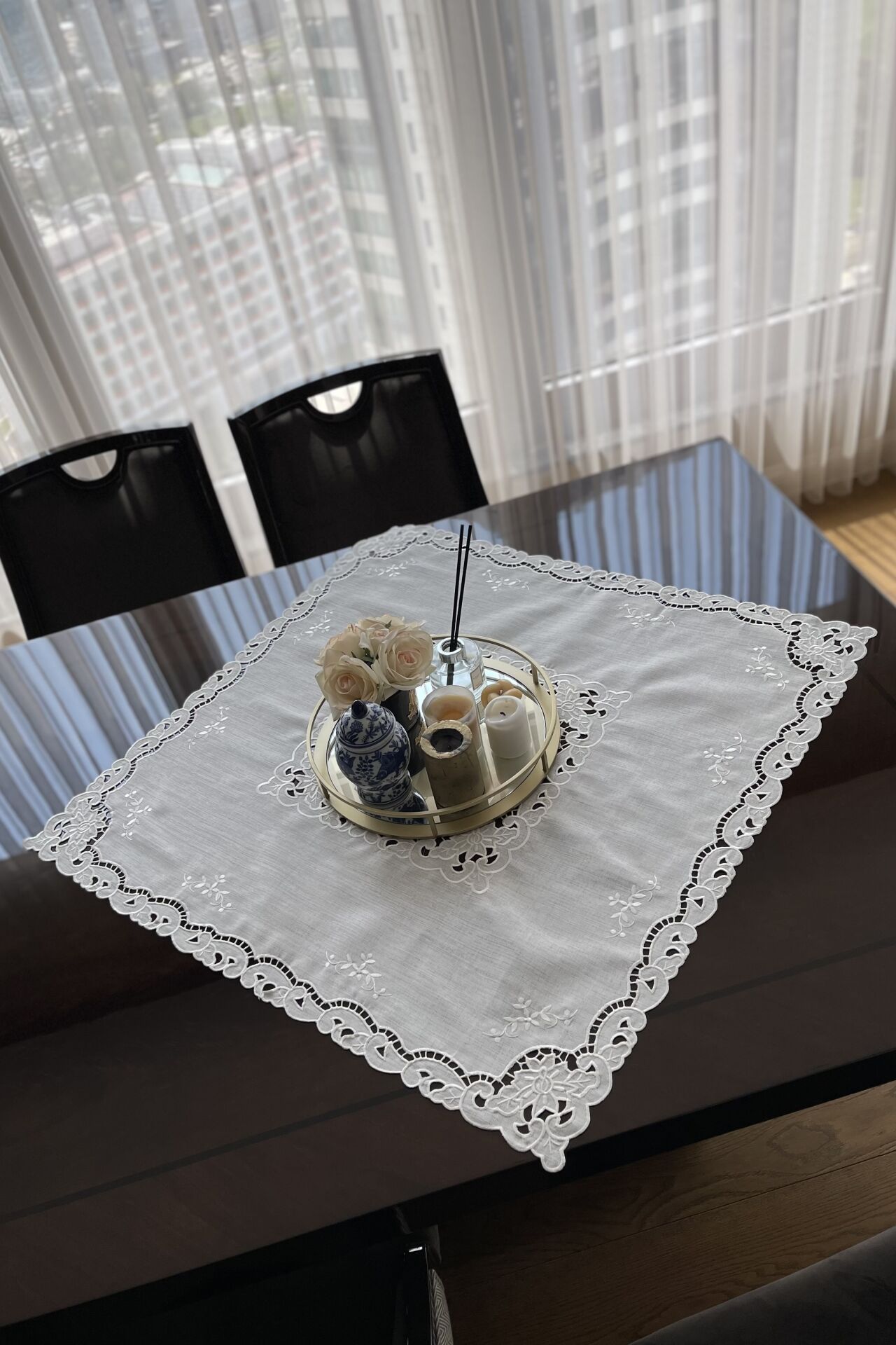 Delik Işi Fiskos Masa Örtüsü. 90 x 90 cm. Güllü Model