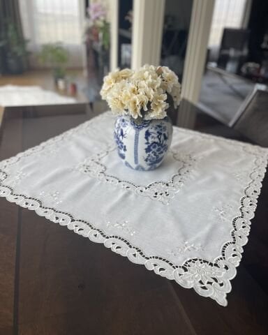 Delik Işi Fiskos Masa Örtüsü. 90 x 90 cm. Güllü Model