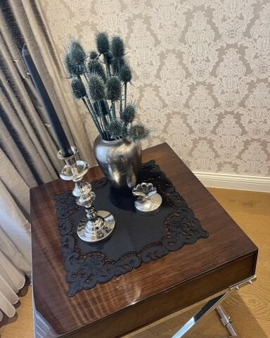 Delik İși Sehpa Örtüsü. Güllü Model. 38 x 38 cm. Siyah