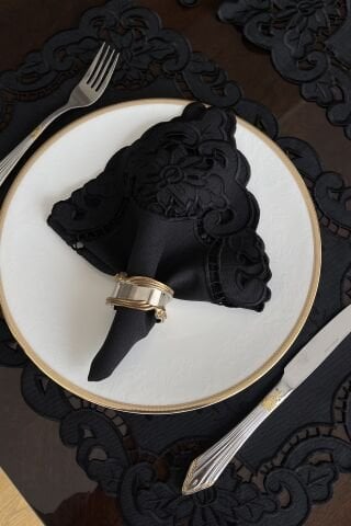 Delik İşi Servis Sunum Peçetesi. Güllü Model. Siyah