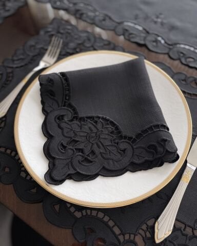 Delik İşi Servis Sunum Peçetesi. Güllü Model. Siyah