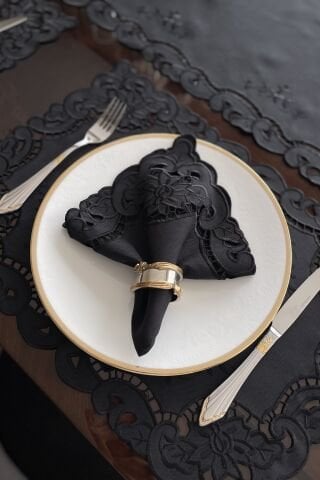 Delik İşi Servis Sunum Peçetesi. Güllü Model. Siyah