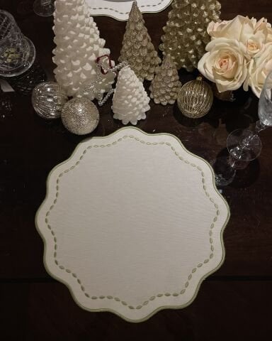 Nakış İşlemeli Yuvarlak Amerikan Servis. Açık Yeşil