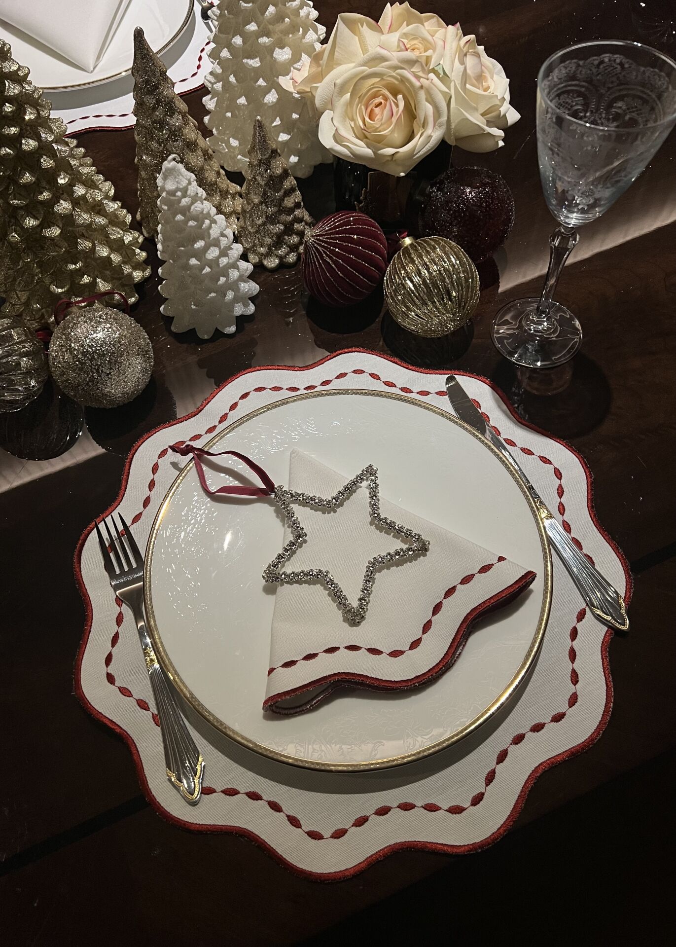 Nakış İşlemeli Yuvarlak Amerikan Servis. Kırmızı