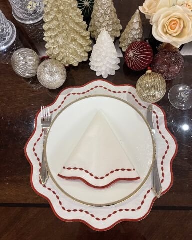 Nakış İşlemeli Yuvarlak Amerikan Servis. Kırmızı