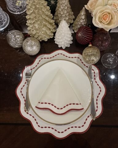 Nakış İşlemeli Yuvarlak Amerikan Servis. Kırmızı