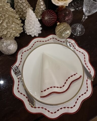 Nakış İşlemeli Yuvarlak Amerikan Servis. Kırmızı