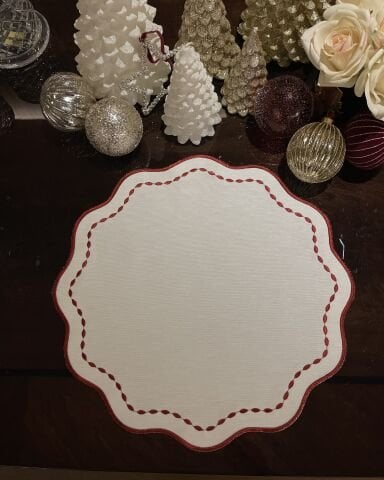 Nakış İşlemeli Yuvarlak Amerikan Servis. Kırmızı