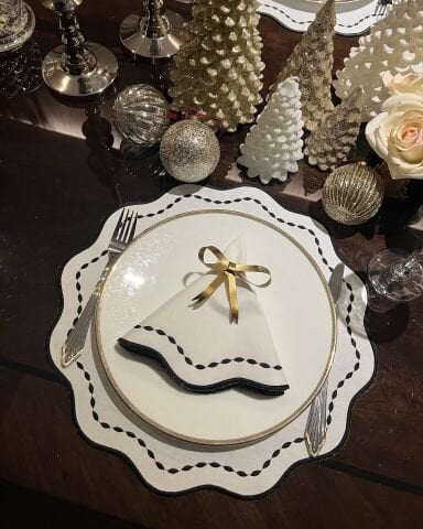 Nakış İşlemeli Yuvarlak Amerikan Servis. Siyah