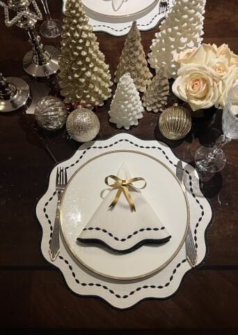 Nakış İşlemeli Yuvarlak Amerikan Servis. Siyah