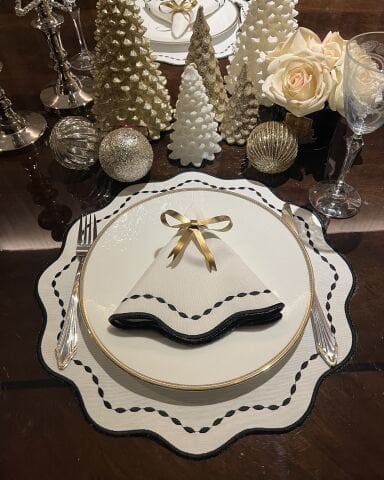 Nakış İşlemeli Yuvarlak Amerikan Servis. Siyah