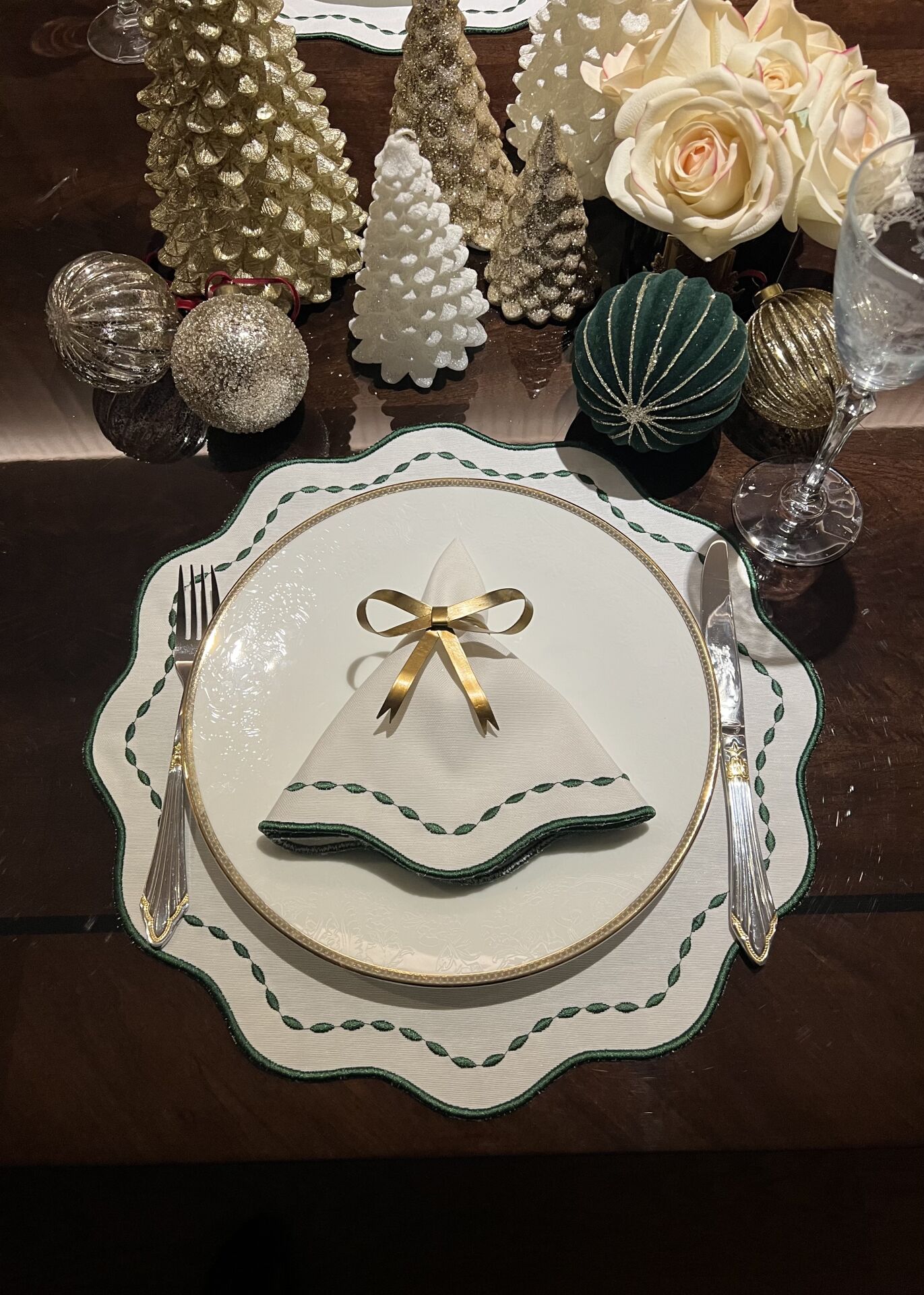 Nakış İşlemeli Yuvarlak Amerikan Servis. Koyu Yeşil