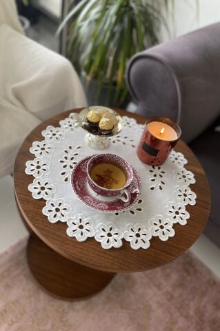 Delik İși Sehpa Örtüsü. Yuvarlak. Papatya Model. 39 x 39 cm