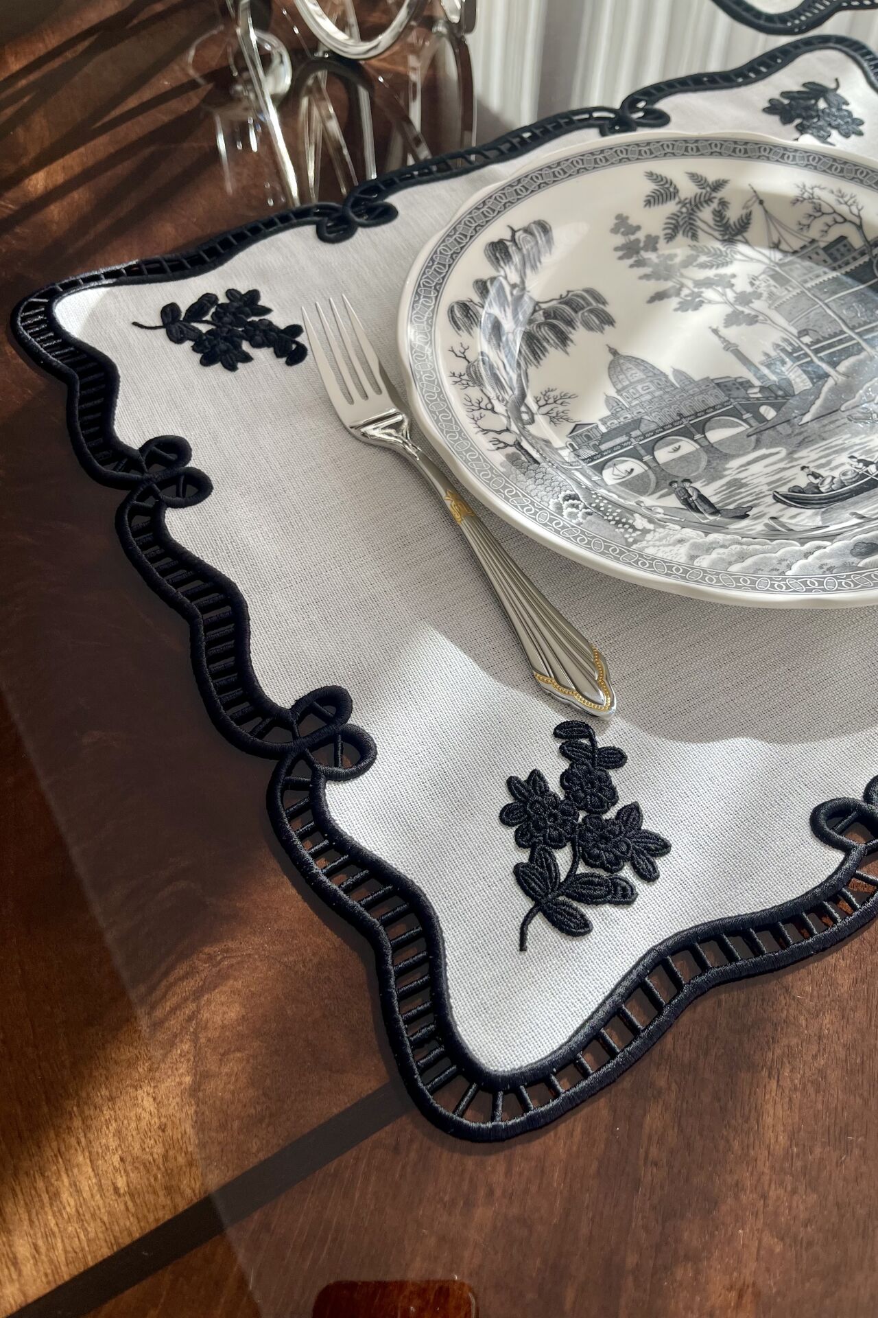 Delik İşi Amerikan Servisi. Evalı Model. Siyah Nakışlı