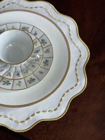 Nakış İşlemeli Yuvarlak Amerikan Servis. Gold