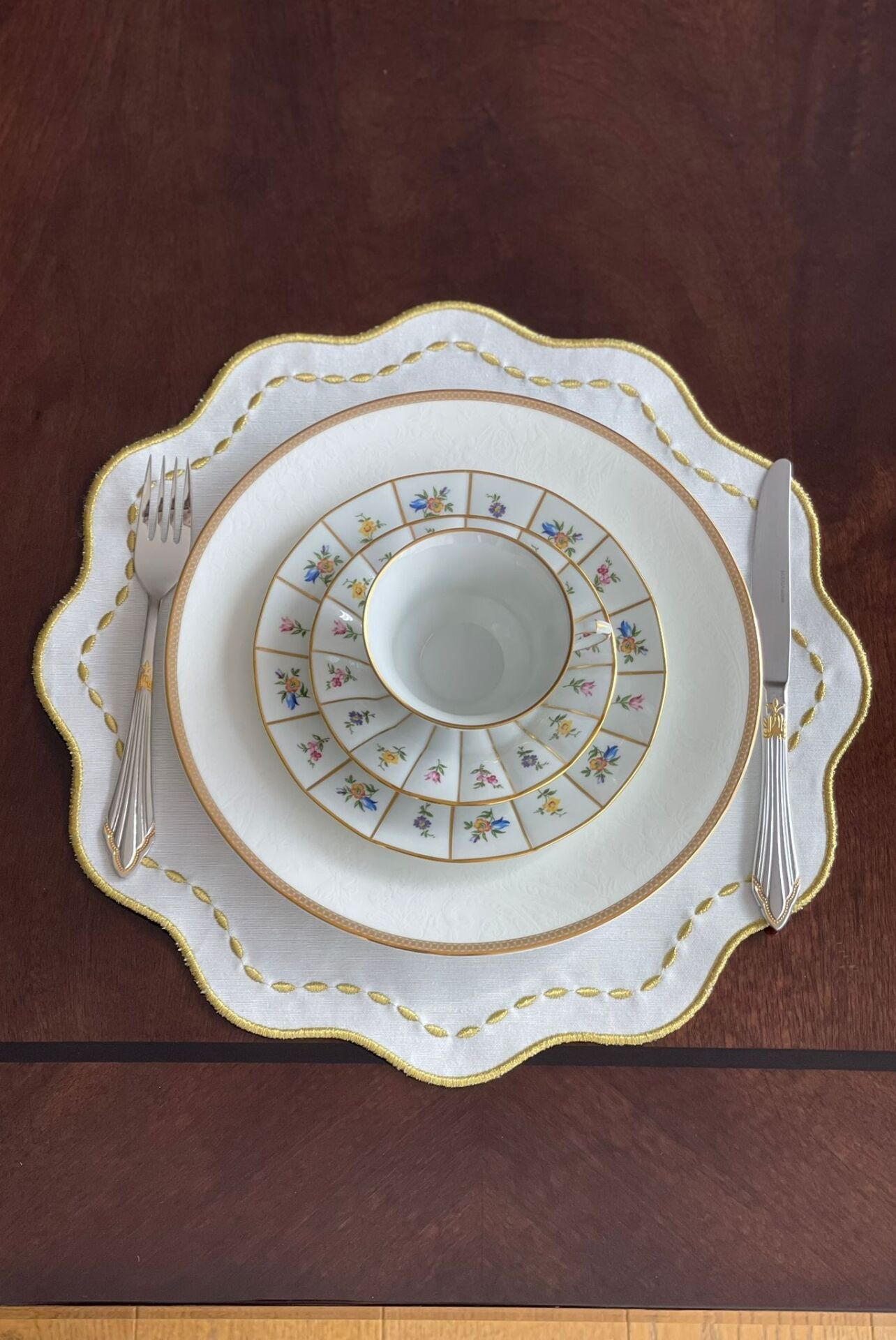 Nakış İşlemeli Yuvarlak Amerikan Servis. Gold