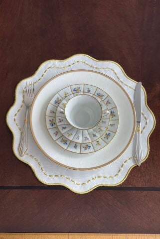 Nakış İşlemeli Yuvarlak Amerikan Servis. Gold