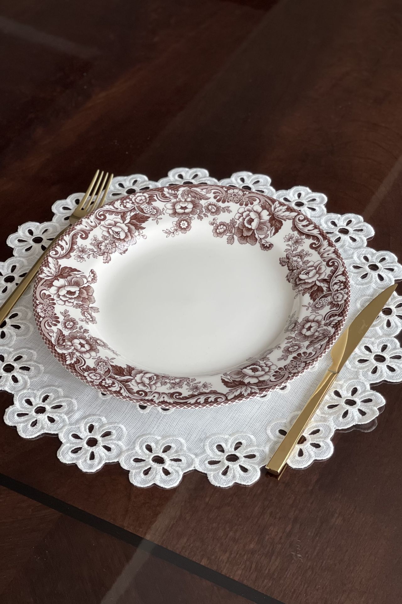 6'lı Set Delikişi Yuvarlak Amerikan Servisi. Papatya Model