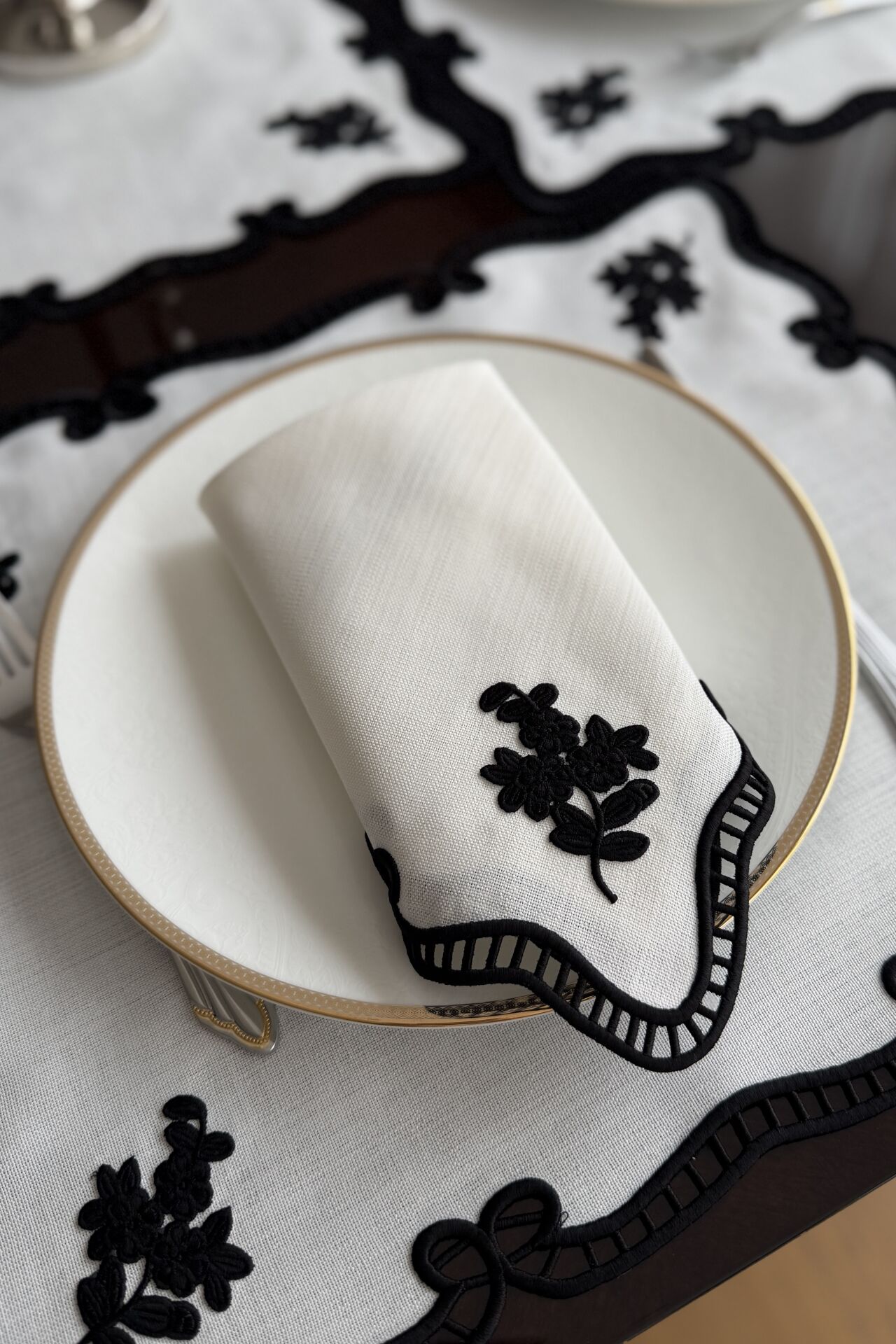 Delikişi Servis Sunum Peçetesi. Evalı Model. Siyah Nakışlı